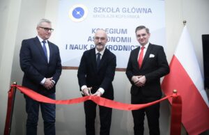 Otwarcie Kolegium Astronomii i Nauk w Toruniu - przecięcie wstęgi