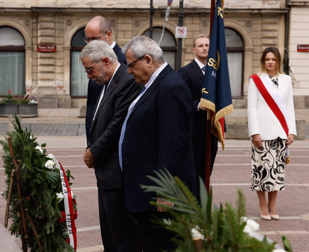 Złożenie kwiatów pod pomnikiem Mikołaja Kopernika