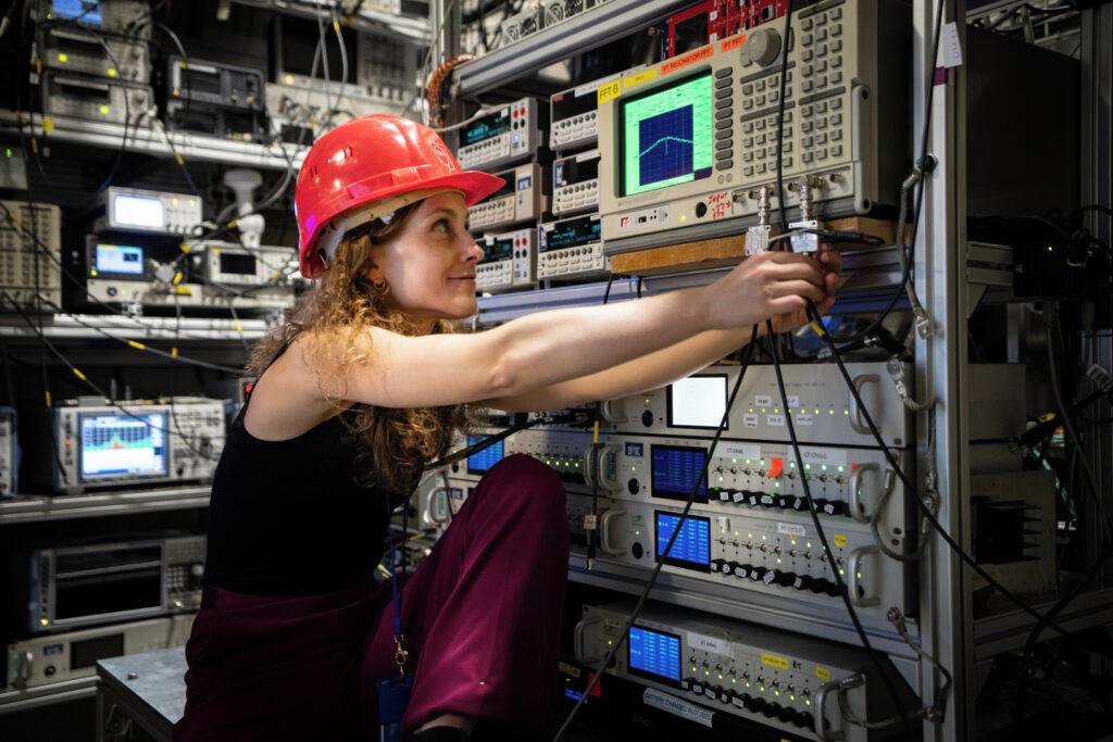 Dr Barbara Latacz podczas pracy w ramach eksperymentu BASE (fot. CERN)