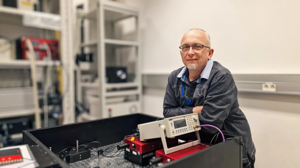 Prof. Konrad Szaciłowski w laboratorium