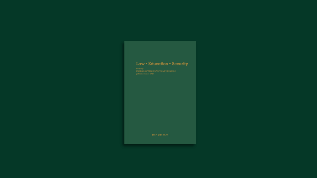 Ciemnozielona okładka czasopisma z głównym tytułem „Law • Education • Security” zapisanym złotymi literami. Poniżej, mniejszym drukiem, informacja: „formerly PRZEGLĄD WIĘZIENNICTWA POLSKIEGO published since 1925”. Na dole okładki widnieje numer ISSN 2956-6630.