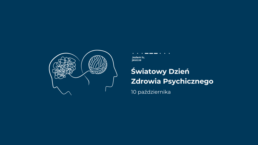 Grafika promocyjna Światowego Dnia Zdrowia Psychicznego. Przedstawia dwie połączone sylwetki głów, z których lewa zawiera chaotyczne linie symbolizujące splątane myśli, a prawa – schludny kłębek, oznaczający spokój lub porządek. Napisy informują: Światowy Dzień Zdrowia Psychicznego, 10 października oraz mniejszy tekst: Jestem tu, jeszcze.