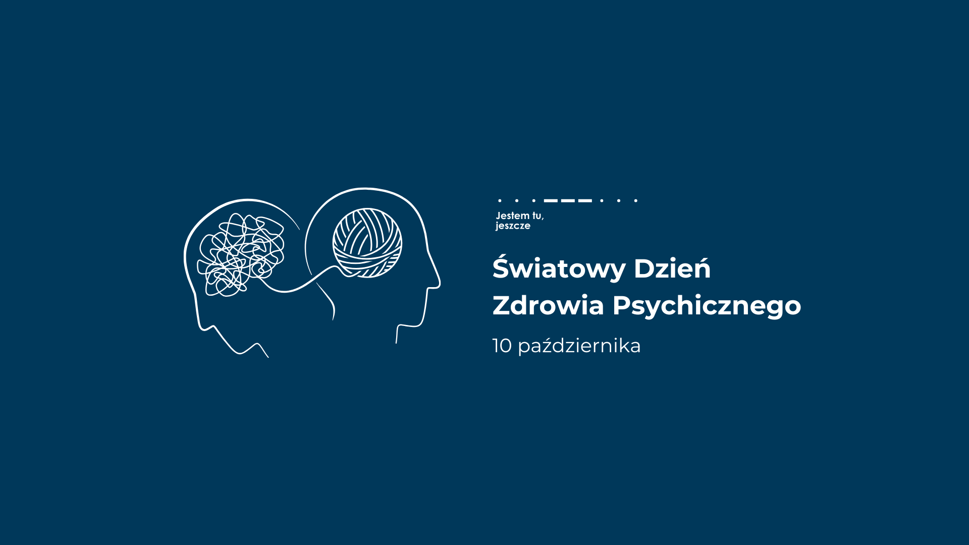 Grafika promocyjna Światowego Dnia Zdrowia Psychicznego. Przedstawia dwie połączone sylwetki głów, z których lewa zawiera chaotyczne linie symbolizujące splątane myśli, a prawa – schludny kłębek, oznaczający spokój lub porządek. Napisy informują: Światowy Dzień Zdrowia Psychicznego, 10 października oraz mniejszy tekst: Jestem tu, jeszcze.