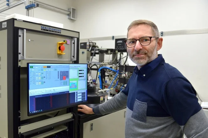 Prof. Robert Bogdanowicz w Laboratorium Syntezy Innowacyjnych Materiałów i Elementów. Fot. Krzysztof Krzempek / Politechnika Gdańska