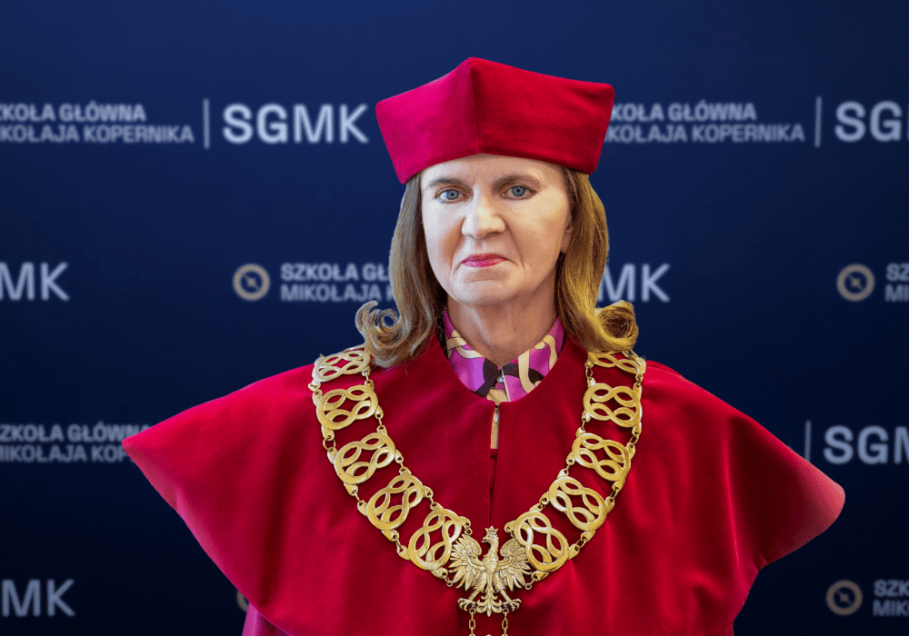 Rektor w czerwonej todze i łańcuchu na tle logotypów Szkoły Głównej Mikołaja Kopernika.