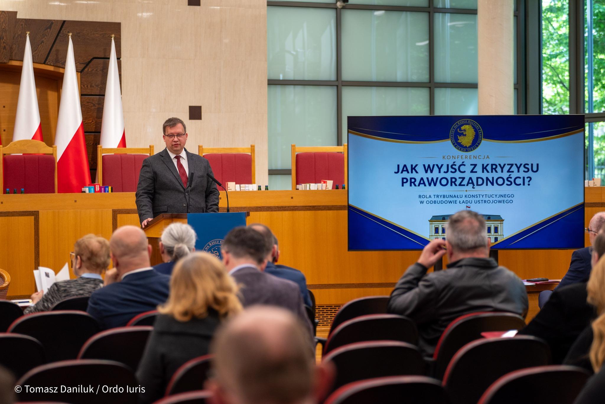 Prelegent na konferencji pt. „Jak wyjść z kryzysu praworządności?” przemawia do publiczności.