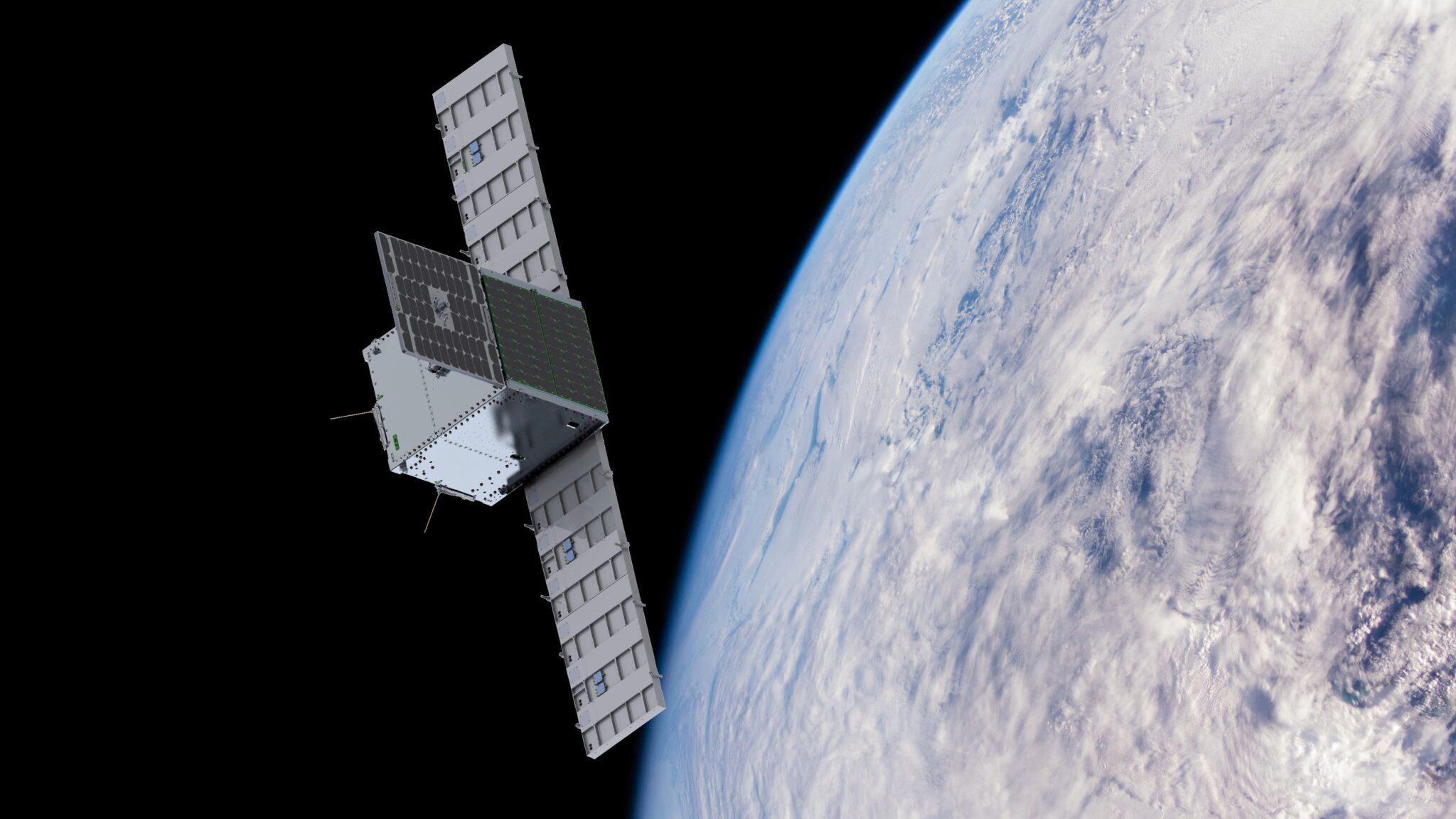 Satelita na orbicie Ziemi z rozłożonymi panelami słonecznymi. W tle, zakrzywiona powierzchnia planety z widocznym, gęstym zachmurzeniem.