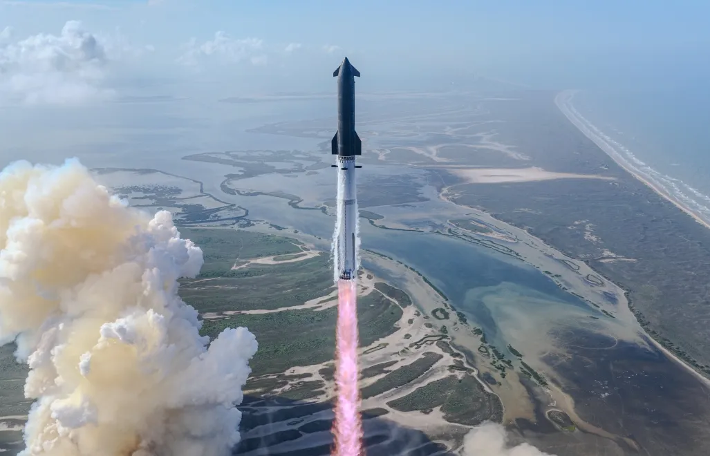 Start rakiety Starship nad wybrzeżem z widocznym płomieniem silników i kłębami dymu.