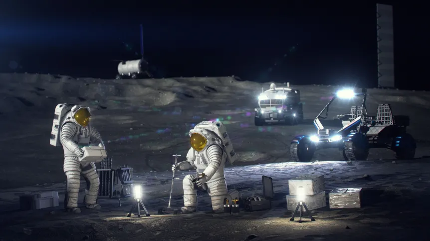 Astronauci pracujący na powierzchni Księżyca nocą; w tle łaziki i sprzęt badawczy.