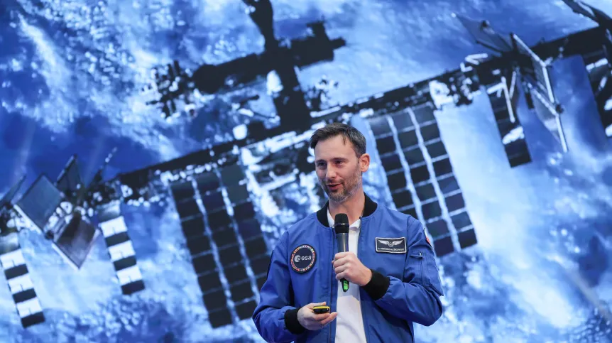 Polski astronauta Sławosz Uznański-Wiśniewski podczas spotkania na Politechnice Warszawskiej.