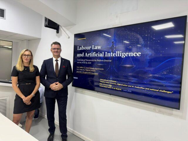 Prelegenci przed ekranem z tytułem prezentacji „Labour Law and Artificial Intelligence”.