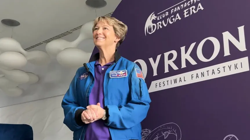 Eileen Collins w kurtce NASA na tle baneru Pyrkon Festiwal Fantastyki.
